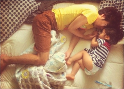 뮤지(이용운/가수/DJ/하이사이드/유브이/믹스아시아)
남성 듀오 UV 멤버 뮤지가 딸과 낮잠자는 모습을 공개해 화제다.