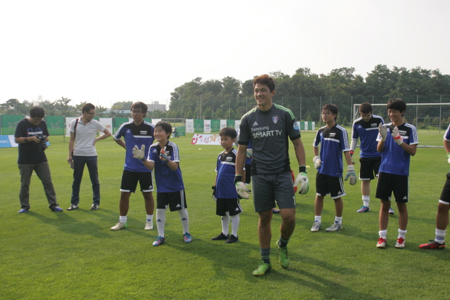 정성룡(축구선수/수원삼성블루윙즈골키퍼)
3년 만에 가장 위협적인 도전장을 받았다. 담담한 어조로 답했지만 굳은 표정은 숨기지 못했다. 공교롭게도 그의 옆자리엔 2010년 남아공월드컵에서 자신이 밀어낸 8년 간의 부동의 대표팀 골키퍼가 있었다.