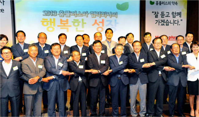 21일 오후 신라호텔 영빈관에서 홈플러스와 협력업체 CEO가 모여 ‘잘 듣고 함께 가겠습니다’란 주제로 컨퍼런스를 진행했다. 이날 컨퍼런스에는 도성환 홈플러스 사장을 비롯해 28개 협력사 70여 명의 관계자 등 100여 명이 모여 상생을 위한 다양한 노력을 이야기하는 대화의 장을 펼쳤다.(홈플러스제공)
21일 오후 신라호텔 영빈관에서 홈플러스와 협력업체 CEO가 모여 ‘잘 듣고 함께 가겠습니다’란 주제로 컨퍼런스를 진행했다. 이날 컨퍼런스에는 도성환 홈플러스 사장을 비롯해 28개 협력사 70여 명의 관계자 등 100여 명이 모여 상생을 위한 다양한 노력을 이야기하는 대화의 장을 펼쳤다.(홈플러스제공)
21일 오후 신라호텔 영빈관에서 홈플러스와 협력업체 CEO가 모여 ‘잘 듣고 함께 가겠습니다’란 주제로 컨퍼런스를 진행했다. 이날 컨퍼런스에는 도성환 홈플러스 사장을 비롯해 28개 협력사 70여 명의 관계자 등 100여 명이 모여 상생을 위한 다양한 노력을 이야기하는 대화의 장을 펼쳤다.(홈플러스제공)