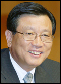 박삼구(기업인/금호아시아나그룹회장)
박삼구<사진> 금호아시아나그룹 회장이 22일 오전 쩐 쫑 또안 주한 베트남 대사로부터 베트남 경제발전에 기여한 공로로 감사패를 받았다.