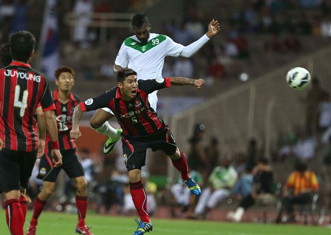 차두리(축구선수/FC서울수비수)
<YONHAP PHOTO-0160> Saudi' Arabia's Al Ahli player Kamil Al Mousa (up R) heads the ball before S.Korea's FC Seoul player Cha Du Ri ball during their AFC Champions League quarter-final football match at Sharayea stadium, in King Abdulaziz sport city in Mecca, on August 21, 2013. AFP PHOTO/STR../2013-08-22 06:32:44/ <저작권자 ⓒ 1980-2013 ㈜연합뉴스. 무단 전재 재배포 금지.>
FC Seoul’s Cha Du-ri (front) and Al Ahli’s Kamil Al Mousa vie for the ball.   AFP-Yonhap News