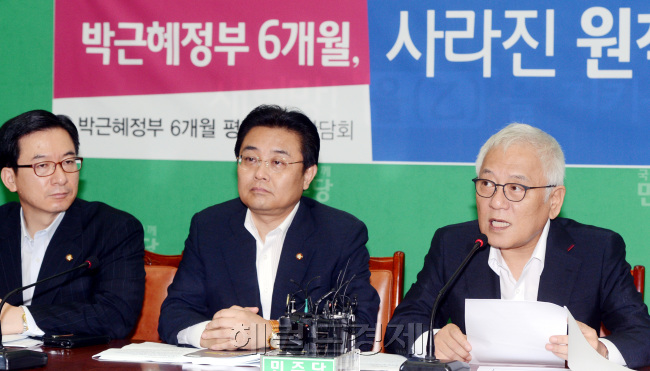 민주당은 김한길 대표와 전병헌 원내대표가 22일 오전 국회 당대표실에서 '박근혜 정부' 6개월 평가 기자간담회를 개최하고 있다. 박현구 기자phko@heraldcorp.com
민주당 김한길(오른쪽) 대표와 전병헌(가운데) 원내대표가 22일 오전 국회 당대표실에서 ‘박근혜정부’ 6개월 평가 기자간담회를 갖고 있다.  박현구 기자phko@heraldcorp.com