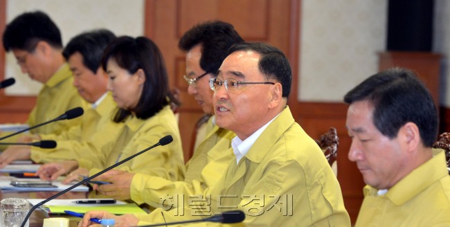 22일 오전 서울 세종로 정부 서울청사에서 열린 국가정책조정회의에서 국무총리가 모두발언을 하고<br />있다. 김명섭 기자 msiron@heraldcorp.com
정홍원 국무총리가 22일 서울 세종로 정부서울청사에서 열린 국가정책조정회의를 주재하면서 “내년 전력난 해소를 위해서는 밀양 송전선 건설이 매우 중요하고 시급하므로, 밀양 주민들께서는 국가적 전력난 해소를 위해 대승적 차원에서 이해와 협조를 부탁드린다”고 말하고 있다. 김명섭 기자/msiron@heraldcorp.com