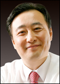 김남구(기업인/한국투자금융지주부회장)
금융투자업 특히 증권업은 사람이 자산이다. 한 사람이 회사 전체를 살릴수도 망하게 할 수 있다. 직원들을 잘 뽑고, 잘 키워야하는 이유다. 김남구(51) 한국투자금융지주 부회장은 일찌감치 이같은 ‘업의 특성’을 간파하고 있었다. 그래서 늘 채용과 영입에 적극적이다.