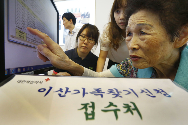 An elderly woman, who was separated from her family members during the 1950-53 Korean War, registers for the upcoming reunion on Tuesday. (Yonhap News)