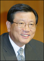 박삼구(기업인/금호아시아나그룹회장)
박삼구<사진> 금호아시아나그룹 회장이 22일 오전 쩐 쫑 또안 주한 베트남 대사로부터 베트남 경제발전에 기여한 공로로 감사패를 받았다.
