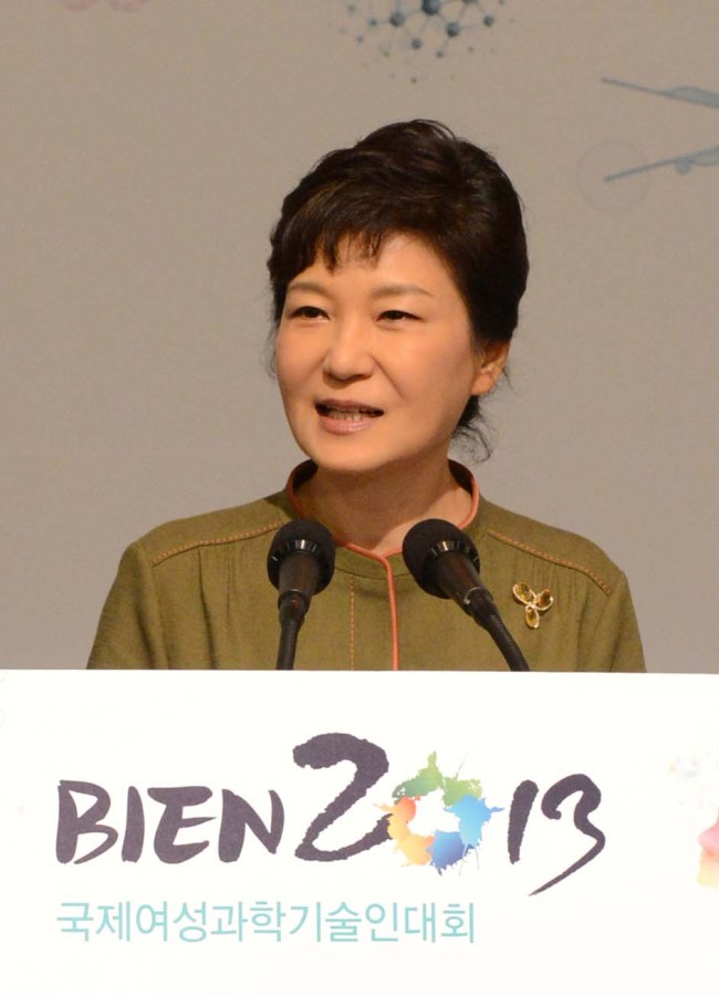 22일 워커힐에서 열린 국제여성과학기술인대회 개막식에서 박근혜대통령이 개막식 축하연설을 하고있다.<br />정희조 기자 checho@heraldcorp.com