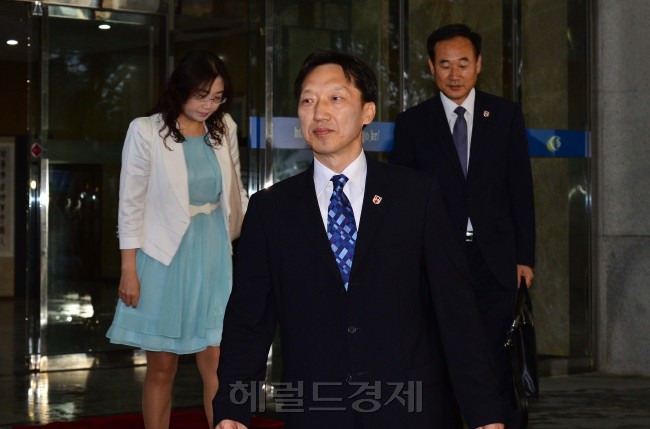 23일 오전 이산가족 상봉을 위한 남북 적십자 실무접촉 우리측 수석대표인 이덕행 대한적십자 실행위원과 일행이 실무접촉이 열리는 판문점 우리측 지역 평화의 집으로 향하기 위해 남북회담본부를 떠나고 있다. <br />이상섭 기자. babtong@heraldcorp.com 2013.08.23
중단된 지 3년 만에 이산가족 상봉 재개를 위한 남북 적십자 실무접촉이 23일 판문점 평화의집에서 열렸다. 회담에 앞서 우리측 수석대표인 이덕행 대한적십자 실행위원은 삼청동 남북회담본부에서 기자들과 만나 “이번 회담에서 이산가족의 이산 아픔을 덜어드릴 수 있도록 최선을 다하겠다”고 각오를 밝혔다. 이상섭 기자/babtong@