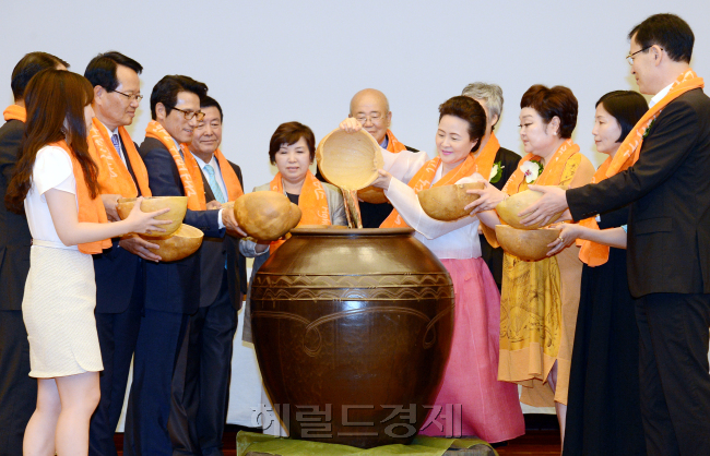 신세계백화점이 국내 전통주 활성화를 위해 한국 전통주진흥협회와 MOU를 맺고 전통주 판매 및 중소 주조장과의 동반성장에 나선다. 22일 오전 서울 남대문로 신세계백화점 본점에서 전통주 유네스코 세계문화유산 등재를 위한 '대한민국 전통주 서포터즈' 출범식에서 선정된 서포터즈들이 큰항아리에 전통주 재료를 넣고 술을 제조하는 퍼포먼스를 하고 있다./안훈기자 rosedale@ 2013.08.22
신세계백화점이 국내 전통주 활성화를 위해 한국 전통주진흥협회와 MOU를 맺고 전통주 판매 및 중소 주조장과의 동반성장에 나선다. 22일 오전 서울 남대문로 신세계백화점 본점에서 전통주 유네스코 세계문화유산 등재를 위한 '대한민국 전통주 서포터즈' 출범식에서 선정된 서포터즈들이 큰항아리에 전통주 재료를 넣고 술을 제조하는 퍼포먼스를 하고 있다./안훈기자 rosedale@ 2013.08.22