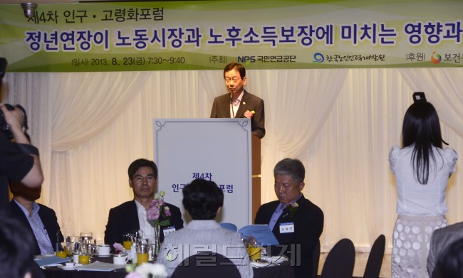 진영 보건복지부 장관이 23일 오전 서울 명동 세종호텔에서 열린 제4차 인구 고령화 포럼에서 축사를 하고 있다. 박해묵 기자/mook@heraldcorp.com
진영 보건복지부 장관이 23일 오전 서울 명동 세종호텔에서 열린 제4차 인구 고령화 포럼에서 축사를 하고 있다. 박해묵 기자/mook@heraldcorp.com
진영 보건복지부 장관이 23일 서울 세종호텔에서 열린 ‘제4차 인구ㆍ고령화 포럼’에서 축사를 통해 “정년연장이 긍정적인 효과를 낼 수 있도록 사회 전반에 미칠 영향을 미리 파악하고 적절한 대응방안을 마련해야 한다”고 말하고 있다. 박해묵 기자/mook@heraldcorp.com