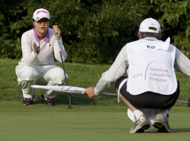 리디아고(LydiaKo/고보경/골퍼)
<YONHAP PHOTO-0153> CORRECTS LAST NAME TO KO, NOT KOM - Lydia Ko, of New Zealand, discuss the shot with her caddie during the first round of the Canadian Women's Open golf tournament in Edmonton Alberta, Thursday, Aug. 22, 2013. (AP Photo/The Canadian Press, Jason Franson)/2013-08-23 05:55:52/ <저작권자 ⓒ 1980-2013 ㈜연합뉴스. 무단 전재 재배포 금지.>
Lydia Ko discusses a putt with her caddie during the first round of the Canadian Women’s Open on Thursday.   AP-Yonhap News