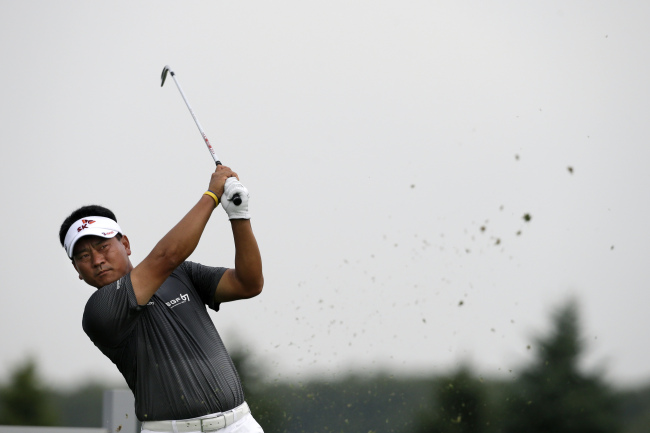 최경주(골퍼)
Korea’s Choi Kyung-ju tees off on the fourth hole at The Barclays golf tournament on Thursday.   AP-Yonhap News