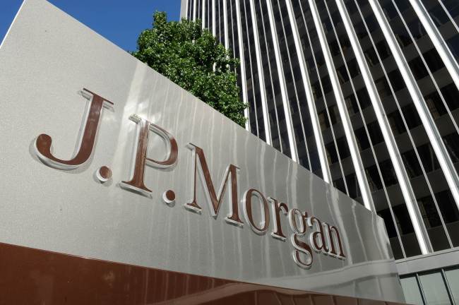 <YONHAP PHOTO-0655> A JPMorgan sign is seen outside the office tower housing the financial services firm's Los Angeles, California offices, August 8, 2013. US banking giant JPMorgan Chase said August 8, 2013 it is facing parallel civil and criminal investigations over its sale of mortgage-backed securities before the financial crisis. JPMorgan disclosed in a securities filing that in May it was notified by the civil division of the US Attorney’s Office for the Eastern District of California stating that it had preliminarily concluded that the bank "violated certain federal securities laws" in connection with the subprime mortgage-backed securities. AFP PHOTO / Robyn Beck../2013-08-09 13:57:42/ <저작권자 ⓒ 1980-2013 ㈜연합뉴스. 무단 전재 재배포 금지.>
A JPMorgan Chase & Co. branch in Los Angeles   AFP-Yonhap News