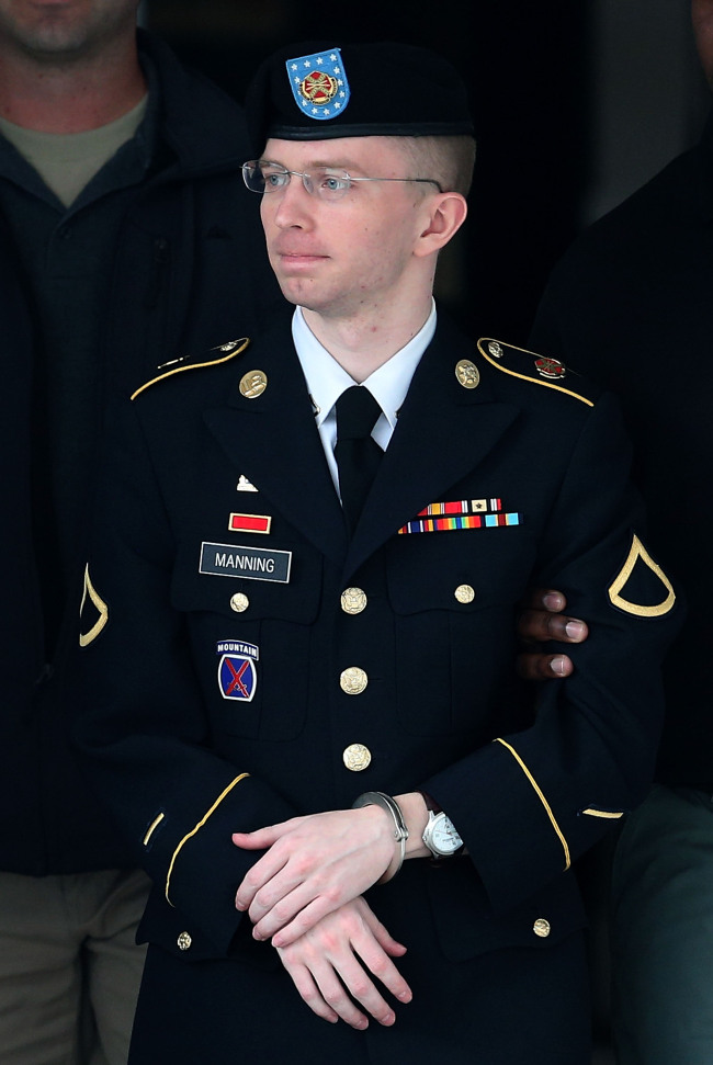 <YONHAP PHOTO-0242> FORT MEADE, MD - AUGUST 20: US Army Private First Class Bradley Manning is escorted out of a military court facility?during the sentencing phase of his trial August 20, 2013 in Fort Meade, Maryland. Manning was found guilty of several counts under the Espionage Act, but acquitted of the most serious charge of aiding the enemy. Mark Wilson/Getty Images/AFP== FOR NEWSPAPERS, INTERNET, TELCOS & TELEVISION USE ONLY ==../2013-08-21 07:47:54/ <저작권자 ⓒ 1980-2013 ㈜연합뉴스. 무단 전재 재배포 금지.>
Bradley Manning