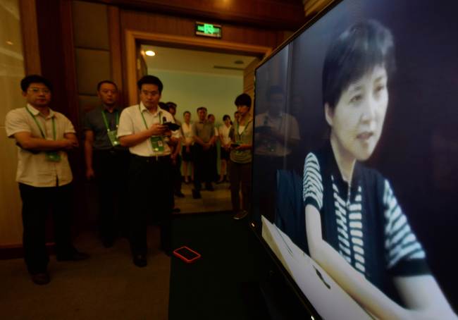 Gu Kailai (right) gives a recorded testimony during her husband Bo Xilai’s trial at the Intermediate People’s Court in Jinan, Shandong Province, Friday.   AFP-Yonhap News