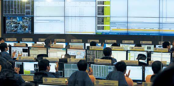 Researchers celebrate at the Korea Aerospace Research Institute early Friday after the Korea Multipurpose Satellite-5 makes contact with a ground station. (Yonhap News)