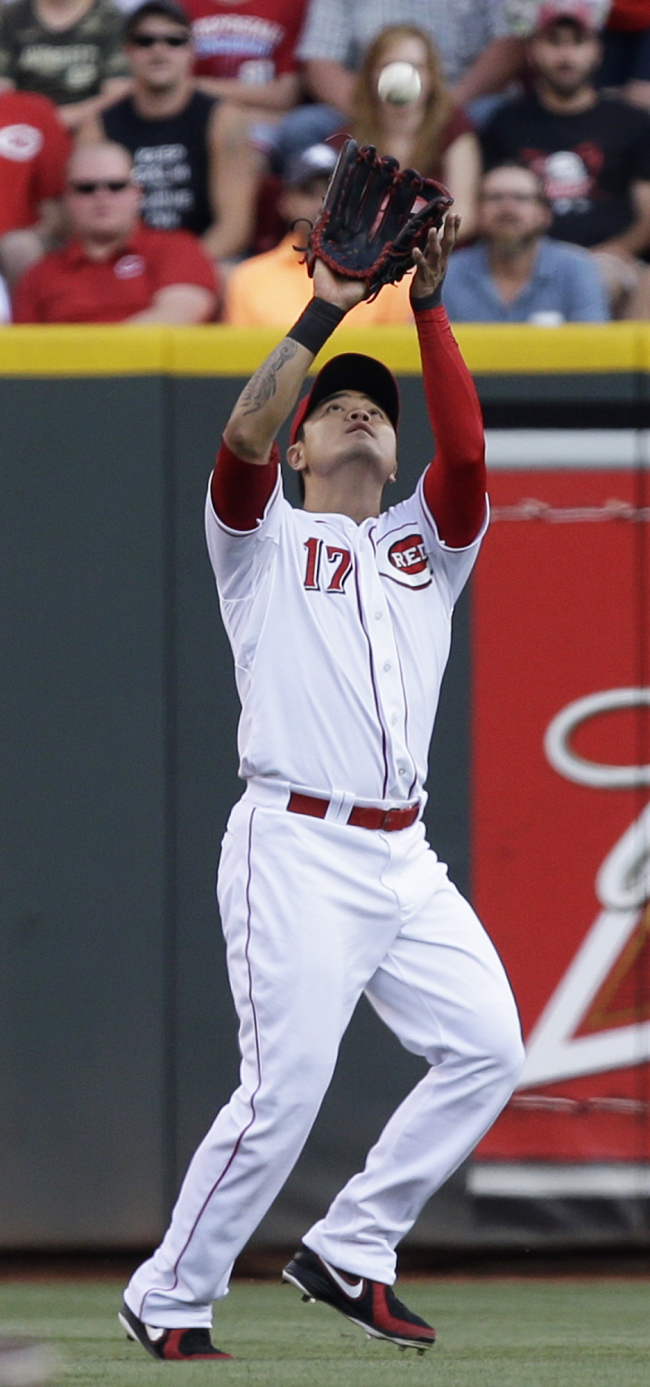 Cincinnati Reds center fielder Choo Shin-soo catches a fly ball in the first inning on Saturday.   AP-Yonhap News