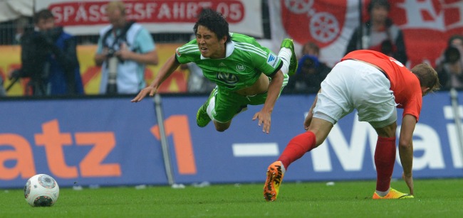 Wolfsburg’s Koo Ja-cheol is tackled by Mainz’s Johannes Geis on Saturday.   AFP-Yonhap News