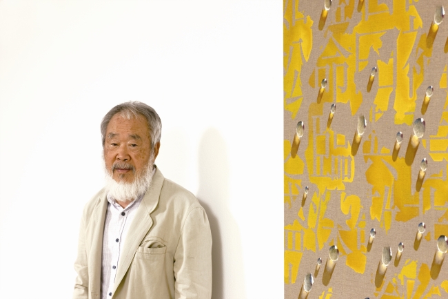 Artist Kim Tschang-yeul poses at his retrospective at Gallery Hyundai.   Gallery Hyundai
