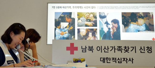 Members of the Korean Red Cross make calls to confirm the selected participants for the upcoming separated family reunions at the headquarters in downtown Seoul on Sunday.   Kim Myung-sub/The Korea Herald