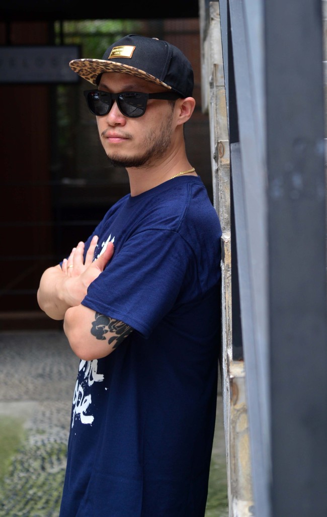 MC Meta, member of hip-hop duo Garion and leader of Meta Crew on Mnet’s “Show Me the Money,” poses for a photo during an interview with The Korea Herald on Aug. 9 in Seoul.   Lee Sang-sub/The Korea Herald