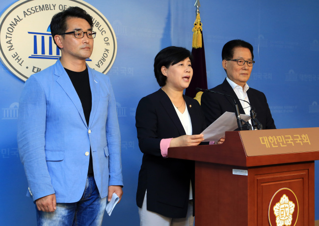 <YONHAP PHOTO-0831> 야당 법사위원, 양건 감사원장 사퇴 관련 기자회견 (서울=연합뉴스) 배재만 기자 = 국회 법사위 소속 서영교 민주당 의원(가운데)이 25일 오후 국회 정론관에서 기자회견을 열고 양건 감사원장의 사퇴와 관련, 청와대의 감사원에 대한 인사개입을 즉각 중단하라고 촉구하는 내용의 야당 법사위원 명의의 회견문을 낭독하고 있다. 오른쪽은 박지원 의원, 왼쪽은 박용진 대변인. 2013.8.25 scoop@yna.co.kr http://blog.yonhapnews.co.kr/f6464/2013-08-25 16:08:43/ <저작권자 ⓒ 1980-2013 ㈜연합뉴스. 무단 전재 재배포 금지.>
DP members hold a press conference calling on Cheong Wa Dae to stop its alleged interference into the Board of Audit and Inspection on Sunday.   Yonhap News