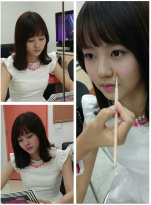 김소현(탤런트/영화배우)
김소현은 24일 자신의 트위터에 “오늘 ‘쇼! 음악중심’ 의 스페셜 MC분은 비스트의 양요섭님이세요^^. 정말 많은 분들이 좋아하시겠는데요?! ㅎㅎㅎ 3시 55분에 생방송으로 뵐 게요~♥ 민호오빠도 콘서트 잘하세요”라는 글과 함께 사진을 게재했다.