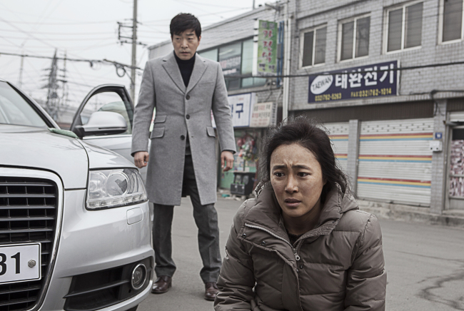 손현주(탤런트/영화배우),문정희(영화배우/뮤지컬배우)
손현주 주연의 스릴러 영화 ‘숨바꼭질’(감독 허정)의 흥행 기세가 무섭다. 개봉 12일만인 25일까지 400만명을 돌파했다. 2주 연속 주말 흥행순위 1위를 기록했다.
