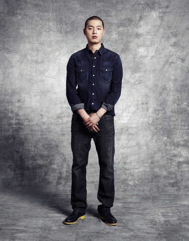 E-Sens(강민호/가수/슈프림팀)
한국 대중음악계의 변방에 머물러 있던 장르 힙합이 사상 초유의 ‘디스전’으로 단숨에 화제의 중심으로 떠올랐다. ‘디스’는 상대방을 깎아내리거나 폄하하는 ‘디스리스펙트(Disrespect)’ 줄임말로, 디스전이란 상호비방전이며 힙합만의 독특한 문화이기도 하다.