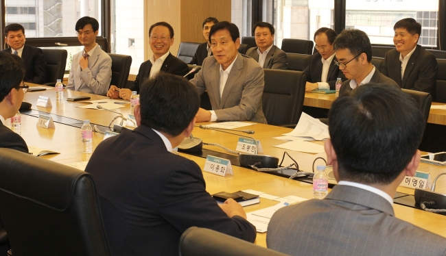 김정태(가운데줄 오른쪽 두번째) 하나금융그룹 회장이 을지로 본사에서 그룹과 거래중인 국내 중소 IT기업 대표이사들과 간담회를 갖고, 상생협력을 위한 지원방안에 대해 논의를 벌이고 있다.  [사진제공=하나금융그룹]
