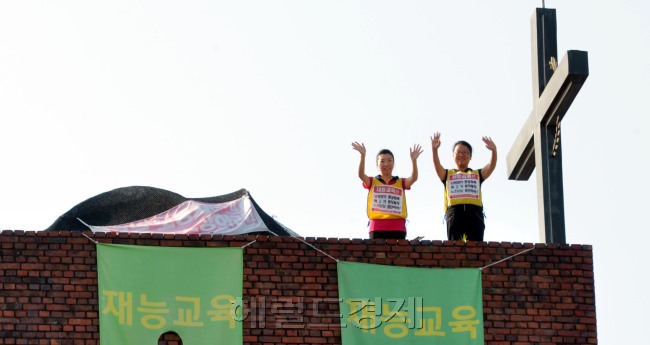 2천75일 동안 국내 최장기 비정규직 농성사태를 빚어온 재능교육 노사가 해고자 전원복직과 단체협상 원상복구에 최종합의한 가운데 26일 오전 서울 혜화동 성당 종탑에서 202일째 고공농성을 하고 있는 조합원들이 취재진을 향해 손을 흔들고 있다.<br />김명섭 기자 msiron@heraldcorp.com
2천75일 동안 국내 최장기 비정규직 농성사태를 빚어온 재능교육 노사가 해고자 전원복직과 단체협상 원상복구에 최종합의한 가운데 26일 오전 서울 혜화동 성당 종탑에서 202일째 고공농성을 하고 있는 조합원들이 취재진을 향해 손을 흔들고 있다.
김명섭 기자 msiron@heraldcorp.com