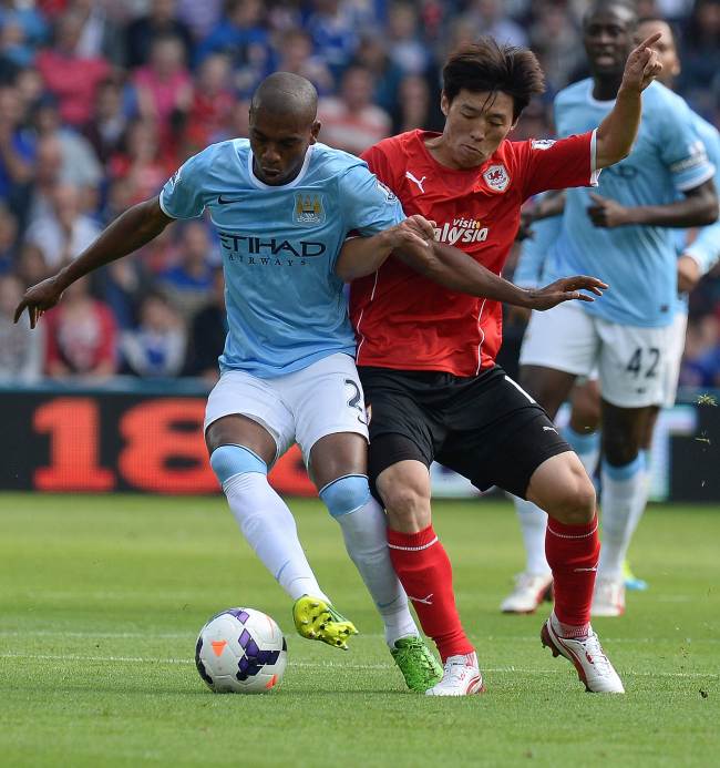 김보경(축구선수/카디프시티FC미드필더)
<YONHAP PHOTO-0027> Manchester City's Brazilian midfielder Fernandinho (L) vies with Cardiff City's South Korean midfielder Kim Bo-Kyung (R) during the English Premier League football match between Cardiff City and Manchester City at The Cardiff City Stadium in Cardiff on August 25, 2013. AFP PHOTO/ANDREW YATES....RESTRICTED TO EDITORIAL USE. No use with unauthorized audio, video, data, fixture lists, club/league logos or “live” services. Online in-match use limited to 45 images, no video emulation. No use in betting, games or single club/league/player publications.../2013-08-26 00:54:13/ <저작권자 ⓒ 1980-2013 ㈜연합뉴스. 무단 전재 재배포 금지.>
Cardiff City’s Kim Bo-kyung (right) and Manchester City’s Fernandinho vie for the ball.   AFP-Yonhap News