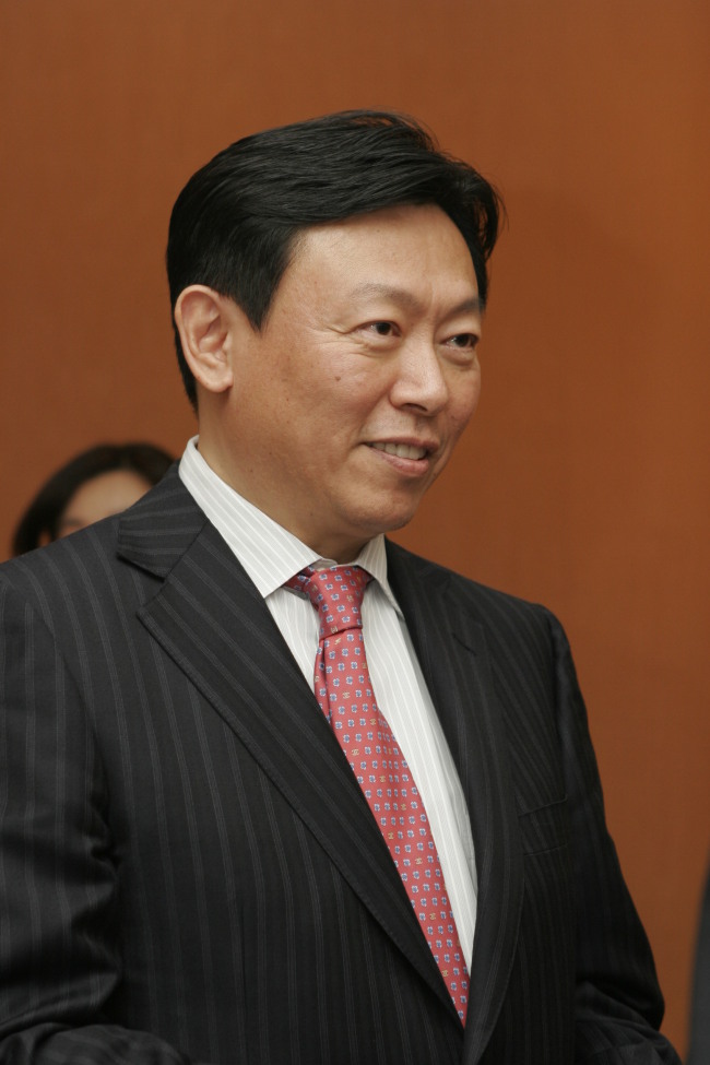 신동빈(기업인/롯데그룹회장)
신동빈<사진> 롯데 회장이 역발상의 묘미에 빠졌다. 역발상을 통해 끝이 보이지 않는 불황과 연일 이어지는 저성장 기조 등 어려운 기업 환경을 타개할 수 있다고 강조하고 있다.