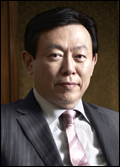 신동빈(기업인/롯데그룹회장)
신동빈<사진> 롯데 회장이 역발상의 묘미에 빠졌다. 역발상을 통해 끝이 보이지 않는 불황과 연일 이어지는 저성장 기조 등 어려운 기업 환경을 타개할 수 있다고 강조하고 있다.
