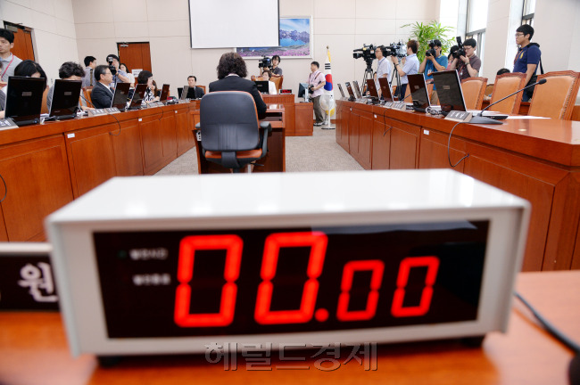 26일 오전 국회에서 여가위 전체회의(위원장 김상희)가 열려 민주당 등 야당의 불참으로 결산 예비심사를  착수하지 못하고 수 분만에 정회를 하고 있다. 박현구 기자phko@heraldcorp.com
26일 오전 국회에서 여가위 전체회의(위원장 김상희)가 열려 민주당 등 야당의 불참으로 결산 예비심사를  착수하지 못하고 수 분만에 정회를 하고 있다. 박현구 기자phko@heraldcorp.com
26일 오전 국회에서 여가위 전체회의(위원장 김상희)가 열려 민주당 등 야당의 불참으로 결산 예비심사를  착수하지 못하고 수 분만에 정회를 하고 있다. 박현구 기자phko@heraldcorp.com
26일 오전 국회에서 여가위 전체회의(위원장 김상희)가 열려 민주당 등 야당의 불참으로 결산 예비심사를  착수하지 못하고 수 분만에 정회를 하고 있다. 박현구 기자phko@heraldcorp.com
국회는 26일 상임위별로 2012년 예산 결산 예비 심사에 착수했다. 하지만 민주당이 불참하는 바람에 파행을 겪었다. 이날 국회에서 열린 여성가족상임위 전체회의(위원장 김상희)는 수분 만에 정회됐다.  박현구 기자/phko@heraldcorp.com