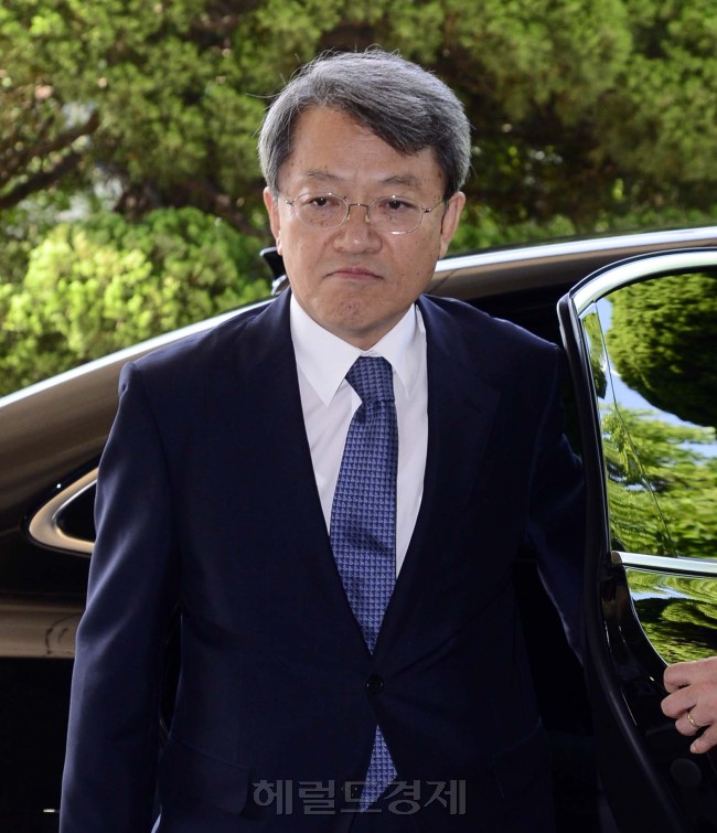 박근혜 대통령에세 전격사의를 표한 양건 감사원장이 26일 오전 이임식을 앞두고 서울 종로구 삼청동 감사원으로 들어서고 있다. 박해묵 기자/mook@heraldcorp.com