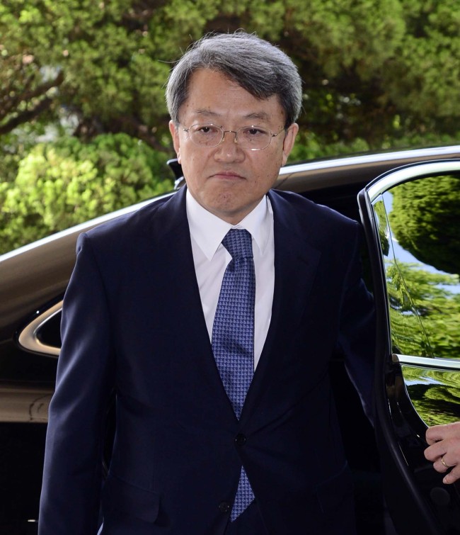 박근혜 대통령에세 전격사의를 표한 양건 감사원장이 26일 오전 이임식을 앞두고 서울 종로구 삼청동 감사원으로 들어서고 있다. 박해묵 기자/mook@heraldcorp.com