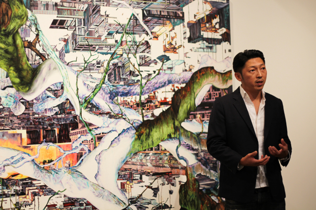 진마이어슨(JinMeyerson/화가)
Artist Jin Meyerson explaining his piece, “Broadacre,” at the press conference for his solo exhibition on Friday.   Hakgojae Gallery