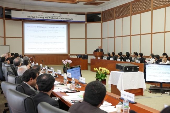 Harvard University economist Dale W. Jorgenson speaks at the Second Asia KLEMS International Conference in Seoul last week on the creative economy and productivity growth in Asia.   KMA