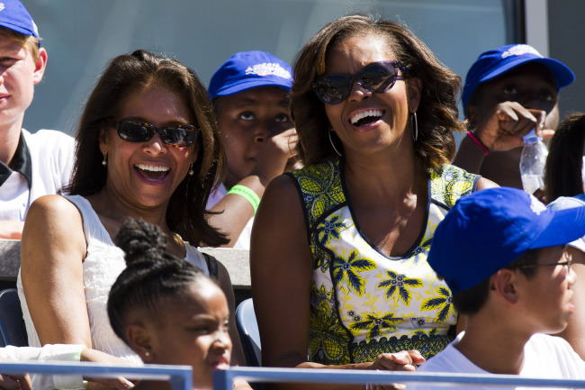 미셸오바마(MichelleObama/변호사)
NEW YORK (AP) ― Michelle Obama and her daughters caught Broadway’s “The Trip to Bountiful” after spending part of the day watching tennis at the U.S. Open.