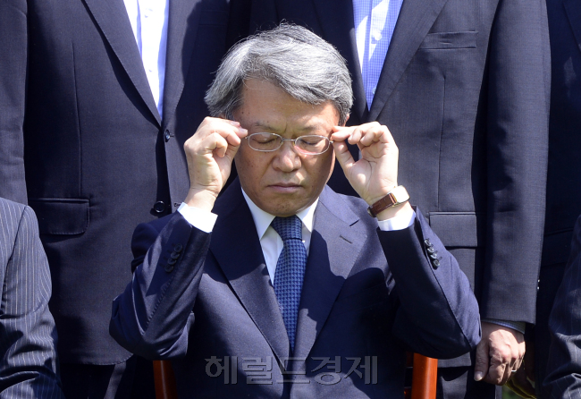 박근혜 대통령에세 전격사의를 표한 양건 감사원장이 26일 오전 서울 종로구 삼청동 감사원에서 이임식을 마치고 직원들과 기념사진을 촬영하기 전 안경을 고쳐 쓰고 있다. 박해묵 기자/mook@heraldcorp.com