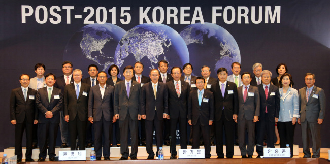 U.N. Secretary-General Ban Ki-moon (sixth from left), Foreign Minister Yun Byung-se (fifth from left), former Foreign Minister Kim Sung-hwan (third from left) and other officials, scholars and civic activists pose at the launch of the Post-2015 Korea Forum held at the Foreign Ministry on Monday to discuss a global development framework and Korea’s contribution beyond 2015, when the U.N.’s Millennium Development Goals expire.   Yonhap News