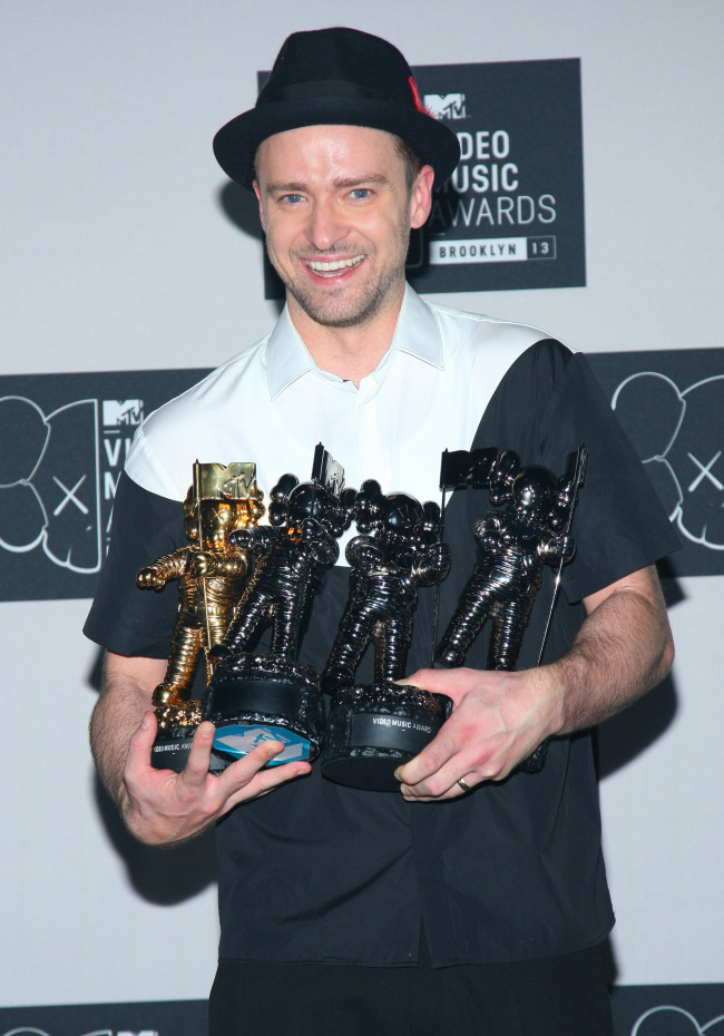 저스틴팀버레이크(JustinTimberlake/가수/영화배우)
Justin Timberlake holds his numerous awards in the press room at the 2013 MTV Video Music Awards at the Barclays Center in New York City on Aug. 25.   UPI-Yonhap News