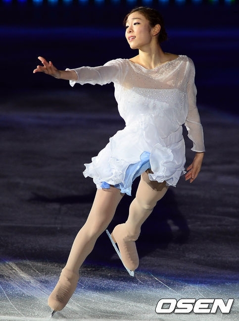 김연아(스케이트선수)
김연아 매니지먼트사인 올댓스포츠는 26일 “김연아가 2013-2014 시즌 프로그램으로 뮤지컬 곡인 ‘어릿광대를 보내주오(Send in the Clowns)’와 탱고 곡인 ‘아디오스 노니노(Adios Nonino)’를 선정했다”고 밝혔다.