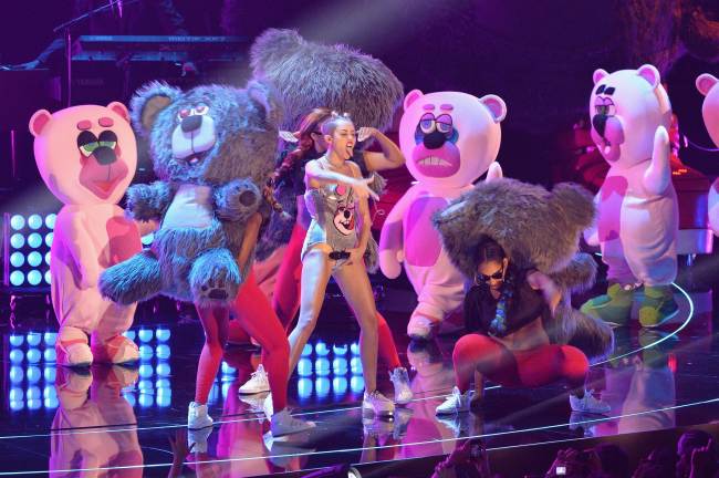 <YONHAP PHOTO-0896> Miley Cyrus performs onstage during the 2013 MTV Video Music Awards at the Barclays Center on August 25, 2013 in the Brooklyn borough of New York City. Rick Diamond/Getty Images for MTV/AFP== FOR NEWSPAPERS, INTERNET, TELCOS & TELEVISION USE ONLY ==../2013-08-26 14:25:58/ <저작권자 ⓒ 1980-2013 ㈜연합뉴스. 무단 전재 재배포 금지.>
Miley Cyrus performs onstage during the 2013 MTV Video Music Awards.  AFP-Yonhap News