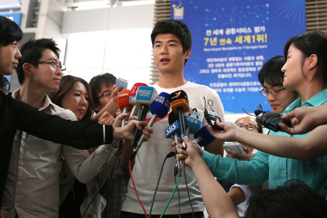 기성용(축구선수/IB스포츠소속팀스완지시티AFC미드필더)
24살 동갑내기 프리미어 리거인 김보경 (카디프시티) 과 기성용(스완지시티)의 행보가 시즌 초반 엇갈리고 있다.