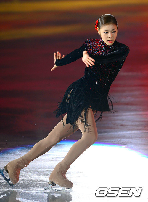 김연아(스케이트선수)
‘피겨여왕’ 김연아(23·사진)가 올림픽 시즌에 선보일 새로운 프로그램을 발표하면서 전세계의 관심이 집중된 가운데 태릉선수촌에서 김연아의 훈련과정을 여러차례 점검한 정재은 대한빙상연맹 피겨심판이사가 “최고의 프로그램이 될 것같다”고 극찬해 기대감을 높이고 있다.