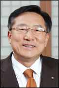 김기문(기업인/로만손대표이사사장/중소기업중앙회회장/국세행정위원회위원장)
김기문 중소기업중앙회장은 27일 오전 방한 중인 반기문 UN사무총장을 접견하고, 개성공단 정상화 과정에서 보여준 반기문 총장의 관심에 감사의 뜻을 표했다고 밝혔다.