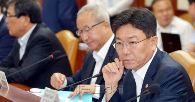 윤상직(정무직공무원/산업통상자원부장관)
27일 오전 서울 세종로 정부 서울청사에서 열린 제2차 경제민생활성화 대책회의 및 경제장관회의가 열려 윤상직 산업자원통상부장관이 생각에 잠겨 있다.