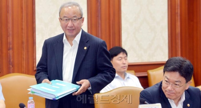 현오석(정무직공무원/기획재정부장관부총리)
27일 오전 서울 세종로 정부 서울청사에서 열린 제2차 경제민생활성화 대책회의 및 경제장관회의가 열려 현오석 기획재정부 부총리가 회의자료를 들고 입장하고 있다.